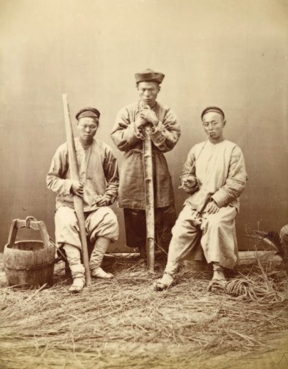 Fotografia de tres coolies chinos tomada en Shangai (1870)